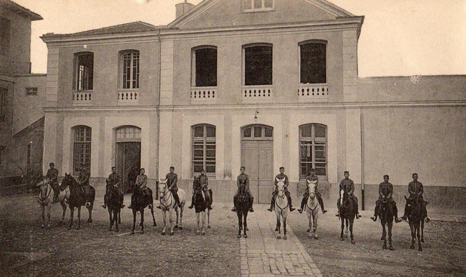 Caballería de la Guardia Civil en el Colegio de Valdemoro en el año 1900
