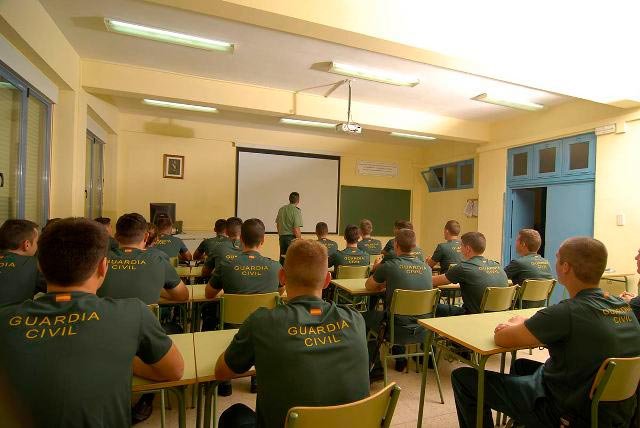 Polillas estudiando en las aulas del Colegio de Valdemoro "Duque de Ahumada"