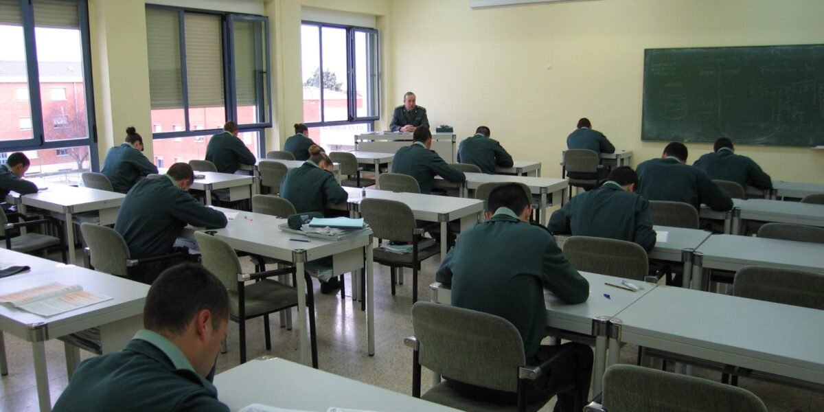 Polillas durante las clases del Colegio de Guardias Jóvenes