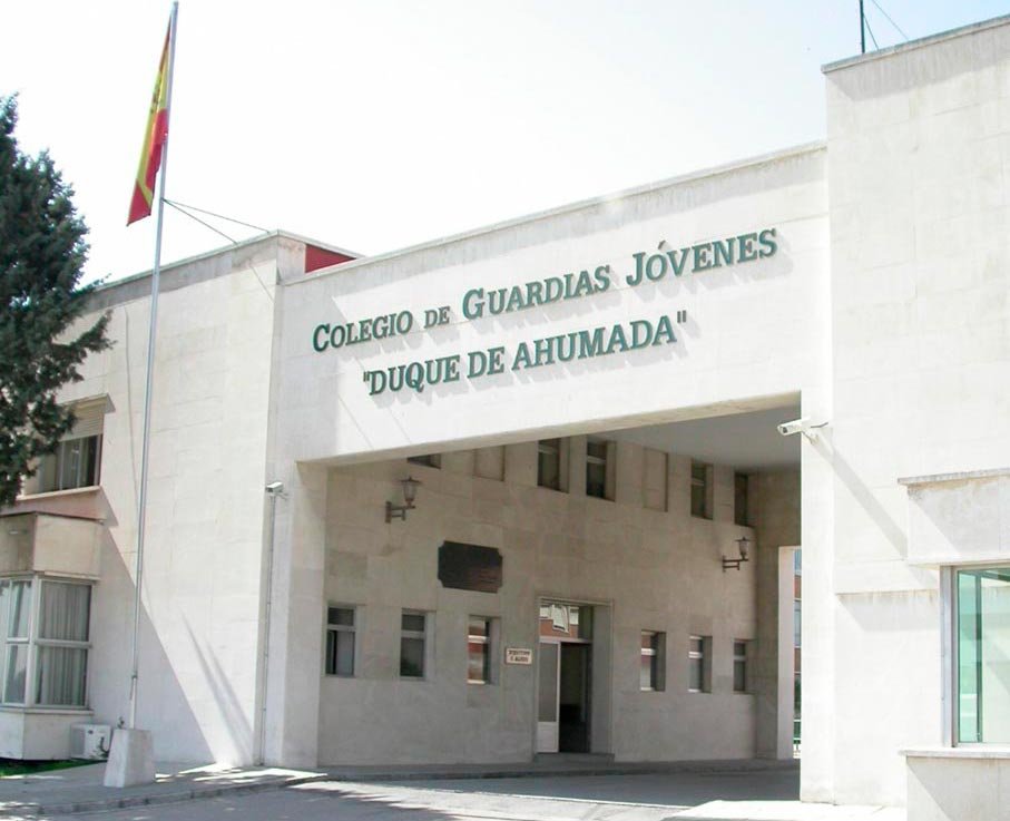 Entrada principal del Colegio de Guardias Jóvenes de Valdemoro